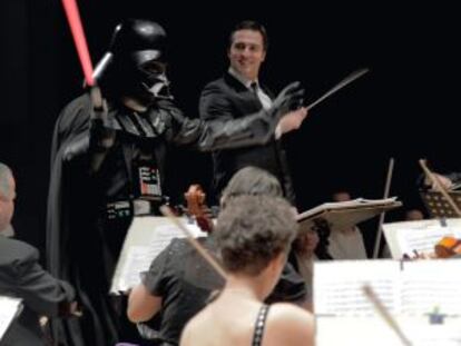 El director Martínez-Orts y Darth Vader, en uno de los conciertos.