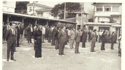 Agentes do DOI, no pátio interno do órgão, recebem a medalha do Pacificador.