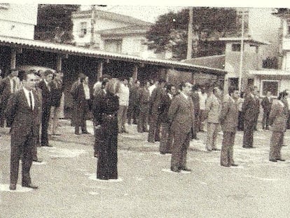 Agentes do DOI, no pátio interno do órgão, recebem a medalha do Pacificador.