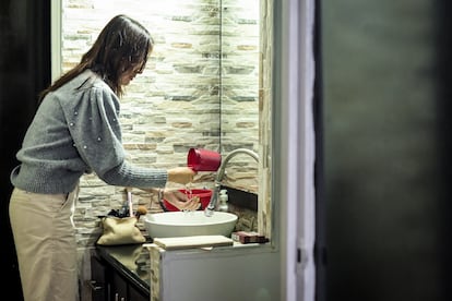 Una mujer utiliza el agua recolectada en un edificio del barrio Marsella en Bogotá.