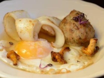 Plato para comer con cuchara, tenedor y pan. Mucho pan.