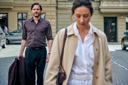 Daniel Brühl y Aenne Schwarz, en 'Next Door'.