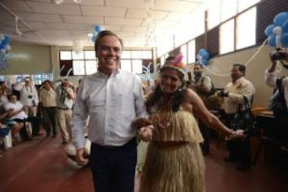 El presidente del Grupo Telefónica en el Perú, Javier Manzanares (i), participa en un baile tradicional amazónico durante la donación de una biblioteca virtual donada por la empresa Telefónica del Perú, la primera en la ciudad de Yurimaguas en la región Loreto (noreste de Perú).