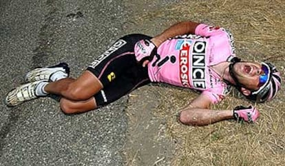 Joseba Beloki, caído en el suelo tras su aparatosa caída en la etapa de ayer.