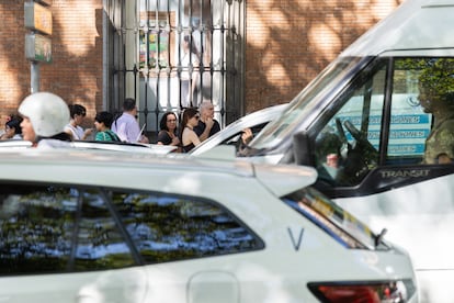 Varios peatones se agolpan este lunes en la acera estrecha del paseo del Prado junto al Museo Thyssen, rodeados de coches. 
