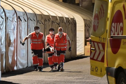 Los servicios sanitarios atienden en el puerto de La Restinga, El Hierro, a los 67 rescatados que han llegado a tierra con la 'Salvamar Adhara', este jueves.