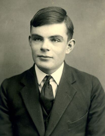 El matématico Turing, condenado por ser gay, recibe el perdón real 60 años después de su muerte. Considerado el inventor de la computación, jugó un papel decisivo en la II Guerra Mundial por descifrar los códigos nazis. Fue condenado por ser gay en 1952 y sometido a la castración química