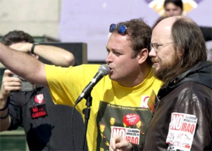 Santiago Segura y Pablo Carbonell se dirigen a los miles de estudiantes que se manifestaron por la paz en Madrid.