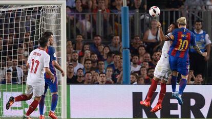 Messi marca el tercer gol del Barcelona.