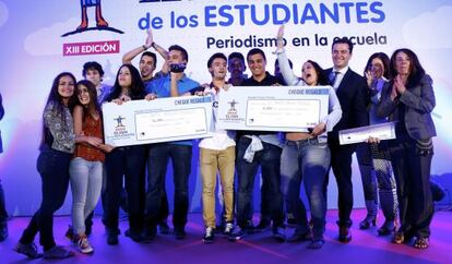 El director adjunto, David Alandete, entrega el primer Premio al IES Santa Aurelia de Sevilla.