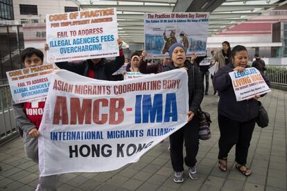 Trabajadoras indonesias del servicio doméstico participan en una manifestación para reclamar mejoras laborales este viernes, Día Internacional de la Mujer, en Hong Kong.