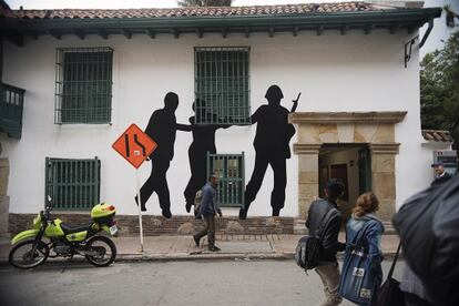 Una intervención que recuerda la toma del Palacio de Justicia en la Casa del Florero, en Bogotá