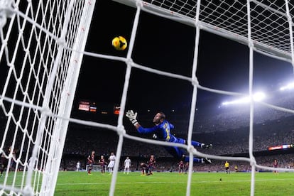 Valdés vuela en el remate de Benzema al larguero