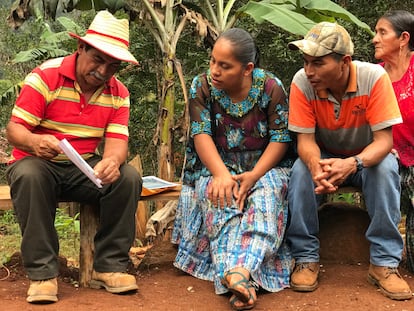 Rodrigo Tot visita hogares en Agua Caliente y recopila evidencia de la propiedad Q'eqchi de la tierra.