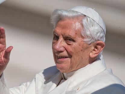 Benedicto XVI saluda a los fieles en Roma, en 2013.