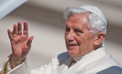 Benedicto XVI saluda a los fieles en Roma, en 2013.