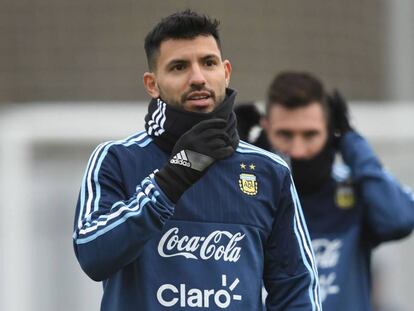 Sergio Ag&uuml;ero, en primer plano, y Lionel Messi, en una pr&aacute;ctica.