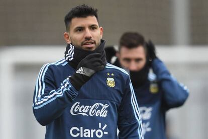 Sergio Ag&uuml;ero, en primer plano, y Lionel Messi, en una pr&aacute;ctica.