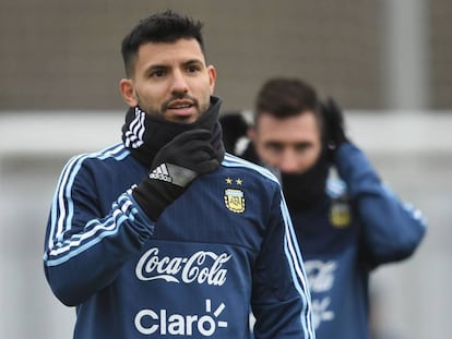 Sergio Ag&uuml;ero, en primer plano, y Lionel Messi, en una pr&aacute;ctica.