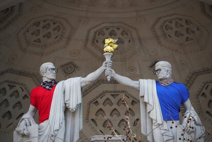 Las estatuas de Bush House, la sede central de la BBC, disfrazadas con gafas y ropa por el artista Leo Caillard en Londres (Gran Bretaña). 