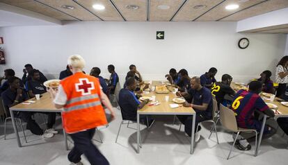 La Creu Roja atén els migrants arribats aquesta setmana a Barcelona.