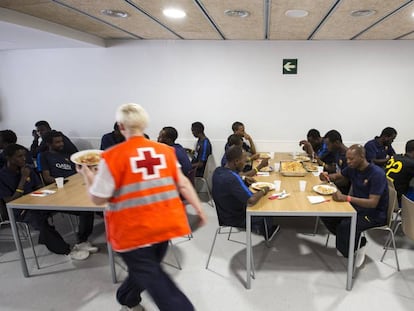 La Cruz Roja atiende a migrantes llegados a Barcelona en julio de 2019.