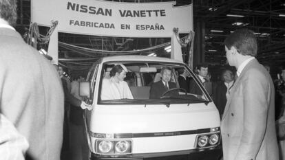 Los príncipes herederos de Japón, Akhito y Michiko, subieron a una Nissan Vanette durante su visita a la fábrica de Motor Ibérica en Barcelona