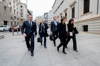 Miembros de la delegación de la Comisión de Venecia, en el exterior del Congreso de los Diputados, el pasado 8 de febrero.