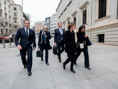 Miembros de la delegación de la Comisión de Venecia, en el exterior del Congreso de los Diputados, el pasado 8 de febrero.