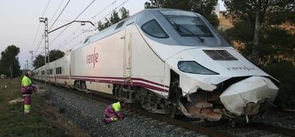 El tren Euromed que ha descarrilado a la salida de la estación de Mont-roig del Camp.