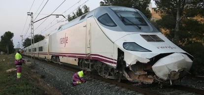 El tren Euromed que ha descarrilado a la salida de la estaci&oacute;n de Mont-roig del Camp.