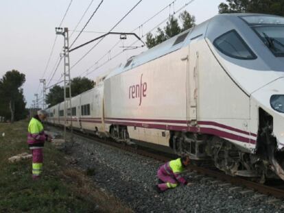 El tren Euromed que ha descarrilado a la salida de la estaci&oacute;n de Mont-roig del Camp.