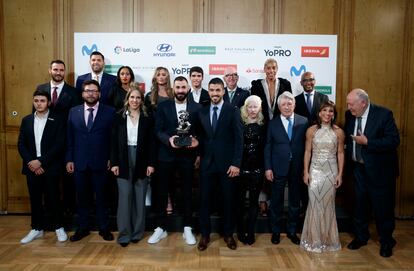 De izquierda a derecha, arriba: Saúl Craviotto, Felipe Reyes, Ana Peleteiro, Paula Badosa, Carlos Alcaraz, Juan Miguel Gómez (Fundación Trinidad Alonso), Yulimar Rojas, Marcos Senna (en representación del Villarreal). Abajo, Alberto Ginés, Alberto Fernández, Teresa Portela, Benzema, Luis Suárez, Susana Rodríguez, Enrique Cerezo, Sandra Sánchez y José Manuel Llaneza (Villarreal). / JESÚS ÁLVAREZ ORIHUELA (DIARIO AS)