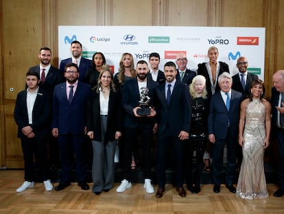 De izquierda a derecha, arriba: Saúl Craviotto, Felipe Reyes, Ana Peleteiro, Paula Badosa, Carlos Alcaraz, Juan Miguel Gómez (Fundación Trinidad Alonso), Yulimar Rojas, Marcos Senna (en representación del Villarreal). Abajo, Alberto Ginés, Alberto Fernández, Teresa Portela, Benzema, Luis Suárez, Susana Rodríguez, Enrique Cerezo, Sandra Sánchez y José Manuel Llaneza (Villarreal). / JESÚS ÁLVAREZ ORIHUELA (DIARIO AS)