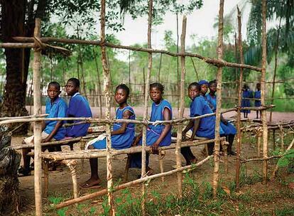 Niños de Sierra Leona, vestidos con el uniforme de su escuela.