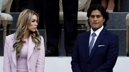 Nicolás Petro Burgos, hijo del presidente Gustavo Petro  junto a su exesposa Day Vásquez en la ceremonia de investidura del presidente Gustavo Petro, en la Plaza Bolívar de Bogotá.