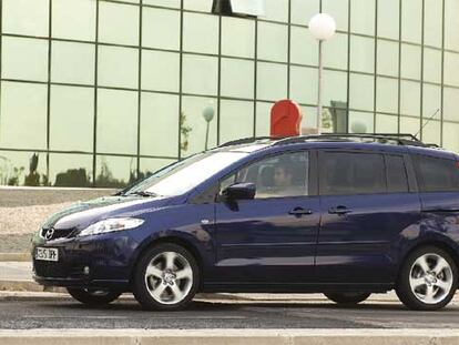 La línea  aerodinámica del Mazda 5 y una altura contenida acercan su imagen a la de los turismos familiares o <i>breaks.</i> El frontal en cuña, las llantas de aleación y las aletas aportan un toque deportivo.