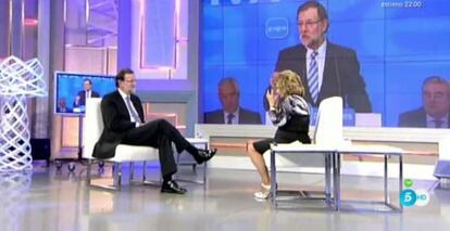 Mariano Rajoy durante el programa &#039;Qu&eacute; tiempo tan feliz&#039;, sentado frente a Mar&iacute;a Teresa Campos. 