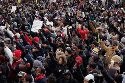 Los manisfestantes protestan puño en alto en la avenida Pensilvania, frente al Capitolio