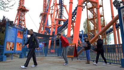 Una familia delante de una atracción cerrada del Parque Warner