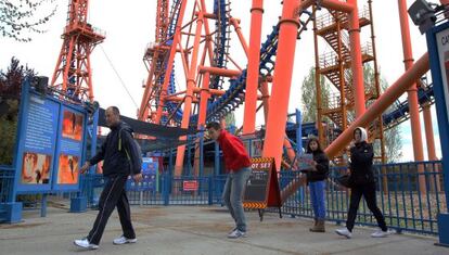 Una familia delante de una atracci&oacute;n cerrada del Parque Warner 