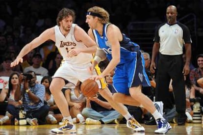 Gasol frente a Nowitzki durante el partido entre los Lakers y Dallas en que se lesionó el pívot español.