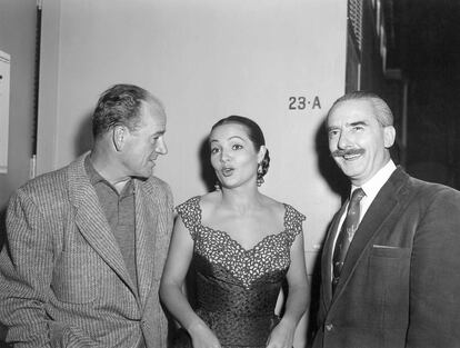 Su primer marido fue el director Anthony Mann (a la izquierda en la imagen). Con l se cas dos veces en 1957. Primero en artculo mortis (aconsejada por la hija de Mann) y despus por lo civil, una vez el director se recuper de su enfermedad.