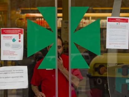 Carteles de protesta en una farmacia barcelonesa.