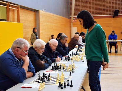 Sara Khadem, durante una exhibición de simultáneas este miércoles en Sant Boi de Llobregat (Barcelona)