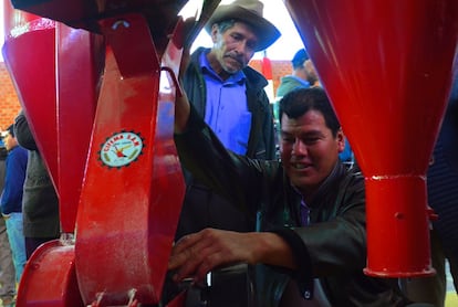 La diferencia entre tener seguridad alimentaria y su ausencia puede estribar en un motor que bombee agua a los cultivos, una pequeña carpa de plástico para montar un invernadero o un molino eléctrico para hacer harina. Artículos de imposible adquisición para poblaciones que viven al día, sin acceso al crédito ni, a menudo, a la regularización de sus tierras.
