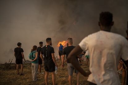 Efectivos en las labores de extinción del incendio en Pont de Vilomara (Cataluña) el domingo. Las llamas ya han quemado más de 20.000 hectáreas de masa forestal.