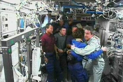 La comandante del <i>Discovery</i> se despide en la estación espacial del astronauta ruso Serguéi Krikaliev.