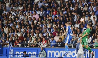 Lance del juego durante el Dépor-Sporting, en un Riazor lleno.