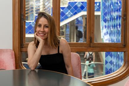 Ana María Acosta, responsable de visita cultural de Casa Batlló, posa en una de las oficinas que dan al patio interior.